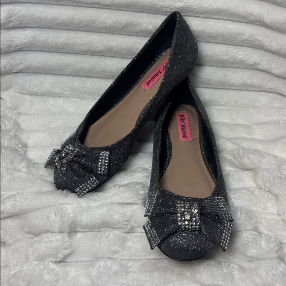 Betsey Johnson Shoes - Betsey Johnson Sparkly Emy Bow Flats with Rhinestones Size 6 EUC
